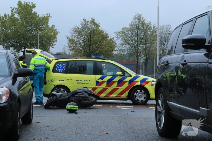 Brommer knalt in Range Rover