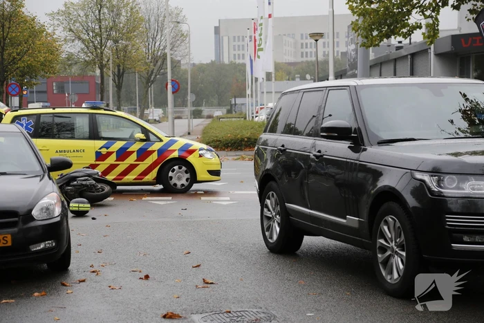 Brommer knalt in Range Rover