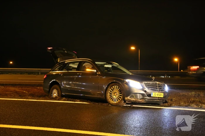 Personenauto mist afslag