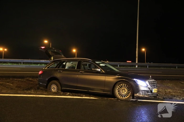 Personenauto mist afslag