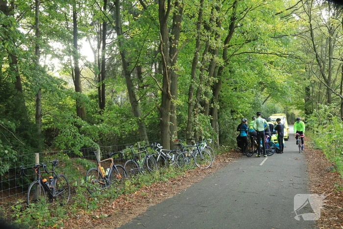Wielrenner slaat over de kop na tak in voorwiel