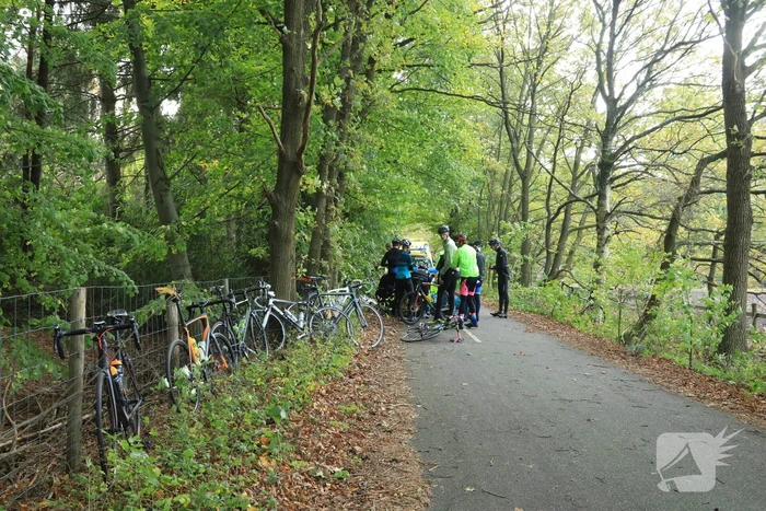 Wielrenner slaat over de kop na tak in voorwiel