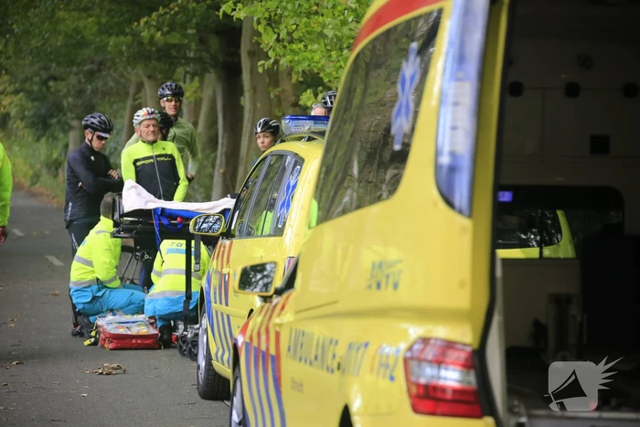 Wielrenner slaat over de kop na tak in voorwiel