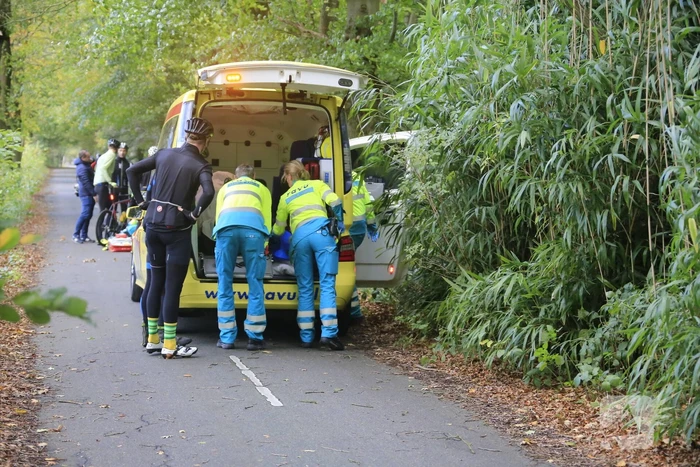Wielrenner slaat over de kop na tak in voorwiel