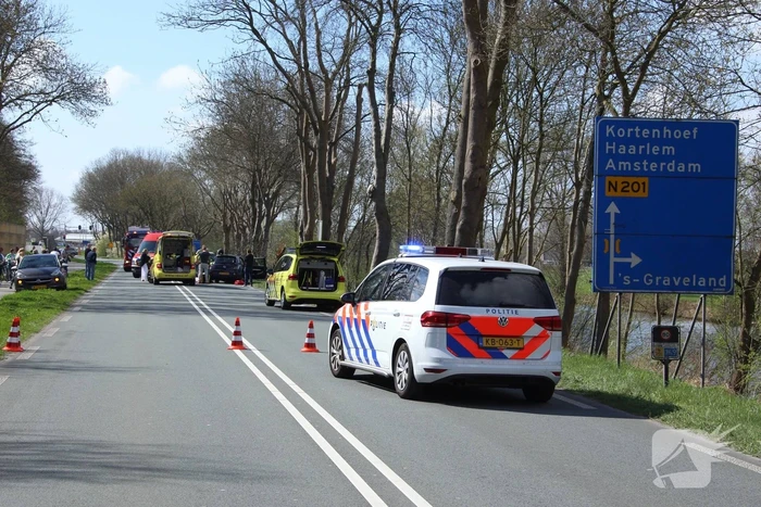 Auto frontaal tegen boom bestuurster zwaargewond