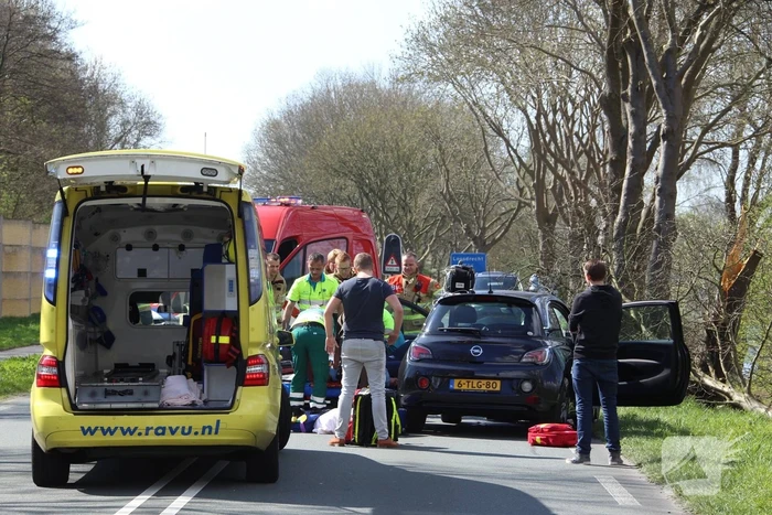 Auto frontaal tegen boom bestuurster zwaargewond
