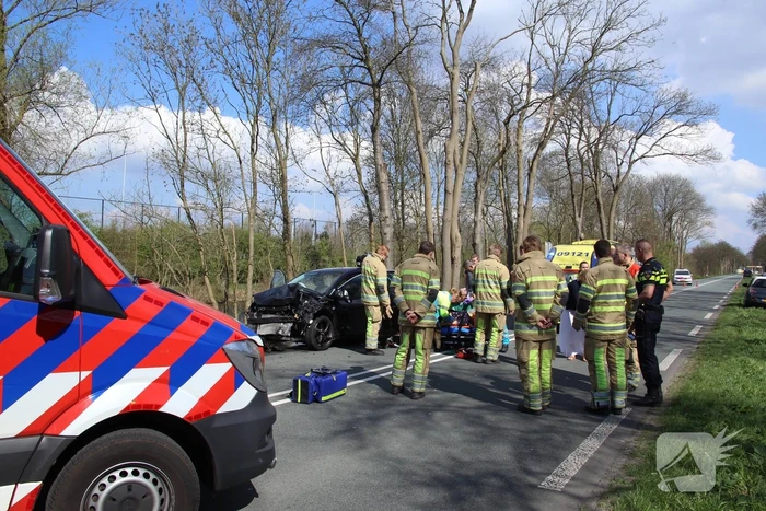 Auto frontaal tegen boom bestuurster zwaargewond