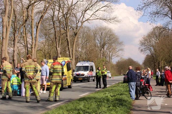 Auto frontaal tegen boom bestuurster zwaargewond