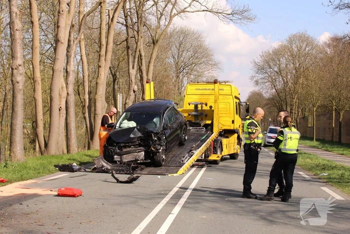 Auto frontaal tegen boom bestuurster zwaargewond