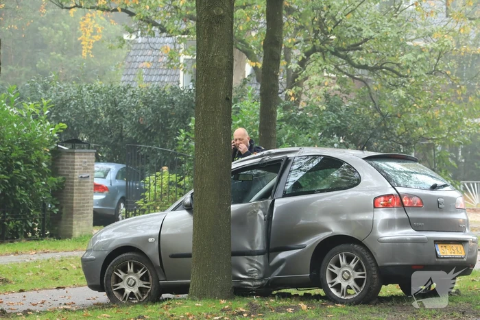 Automobilist gewond na botsing tegen boom