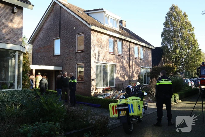Auto rijdt muur uit in garage