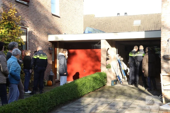 Auto rijdt muur uit in garage