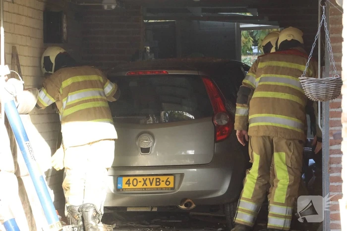 Auto rijdt muur uit in garage