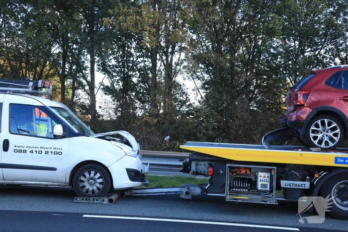 Bestelbus botst op voorganger