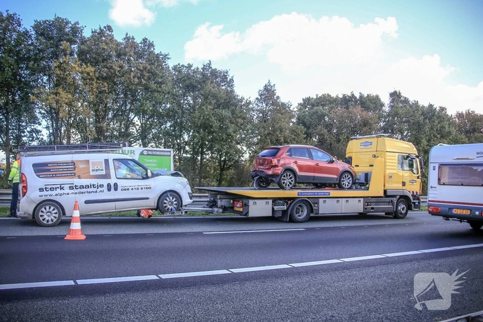 Bestelbus botst op voorganger