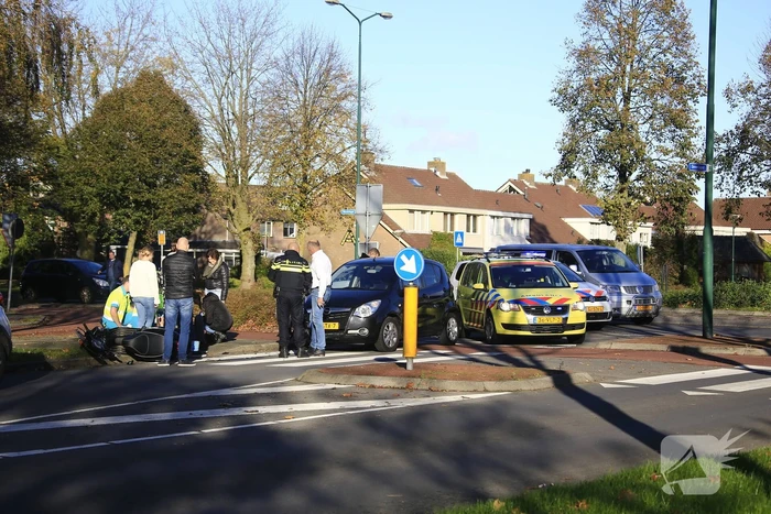 Scooterrijder gewond na botsing auto