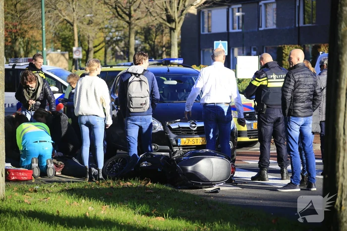 Scooterrijder gewond na botsing auto