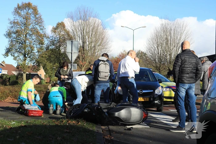 Scooterrijder gewond na botsing auto
