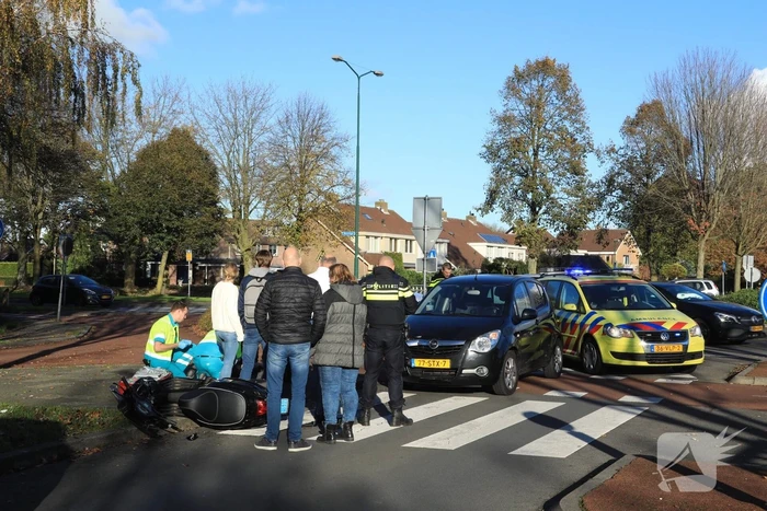 Scooterrijder gewond na botsing auto