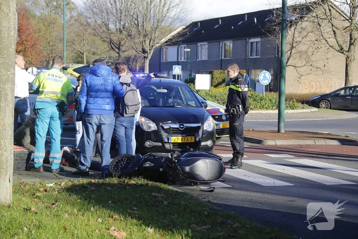 Scooterrijder gewond na botsing auto