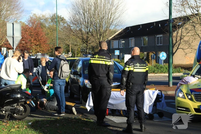 Scooterrijder gewond na botsing auto