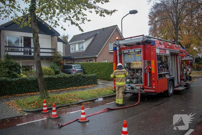 Schoorsteenbrand slaat over naar balkenlaag