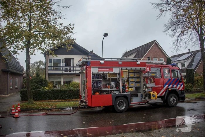Schoorsteenbrand slaat over naar balkenlaag