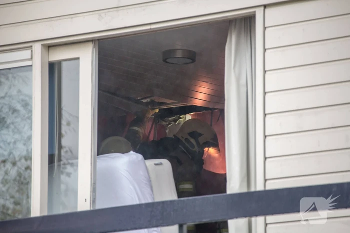 Schoorsteenbrand slaat over naar balkenlaag