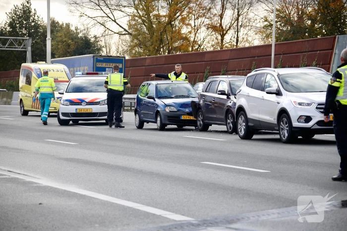 5 voertuigen botsen op elkaar op snelweg