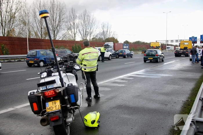 5 voertuigen botsen op elkaar op snelweg