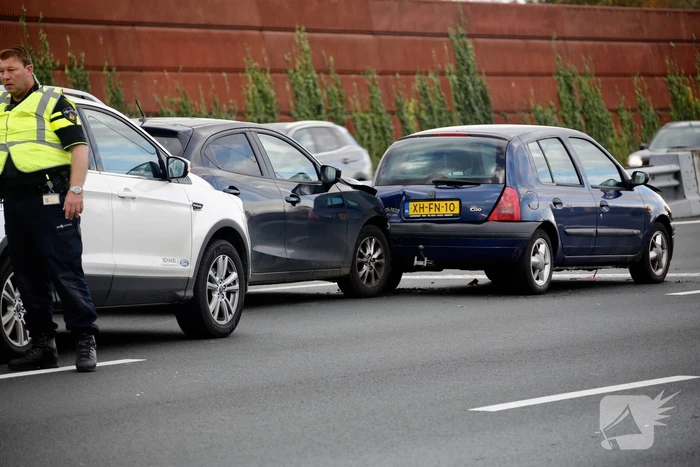 5 voertuigen botsen op elkaar op snelweg
