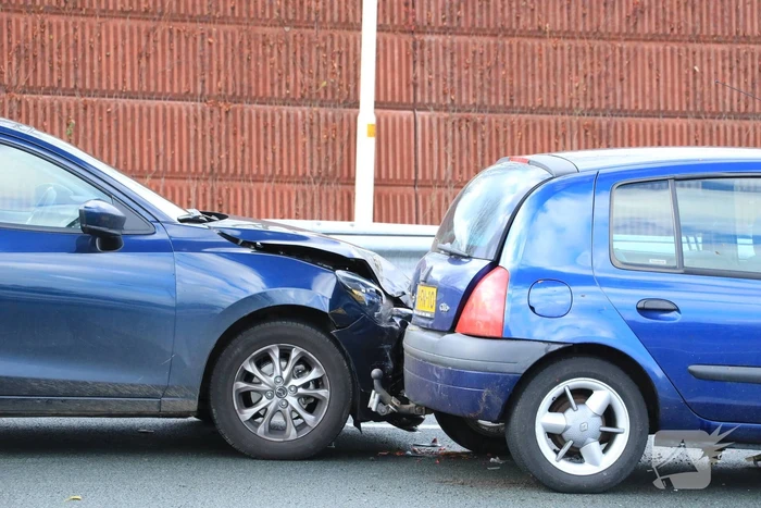 5 voertuigen botsen op elkaar op snelweg