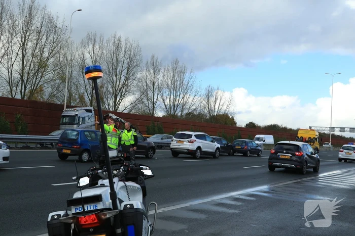 5 voertuigen botsen op elkaar op snelweg