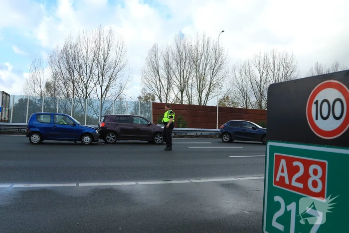 5 voertuigen botsen op elkaar op snelweg