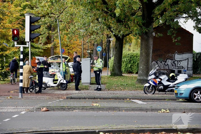 Scooterrijder gewond na botsing met bestelbus