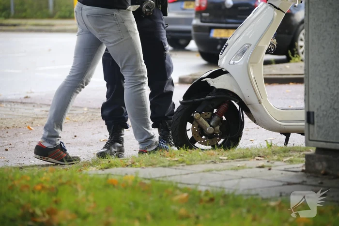 Scooterrijder gewond na botsing met bestelbus