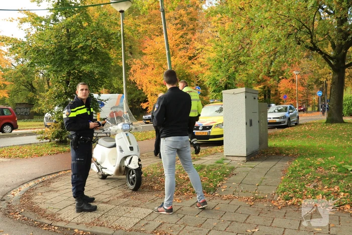 Scooterrijder gewond na botsing met bestelbus