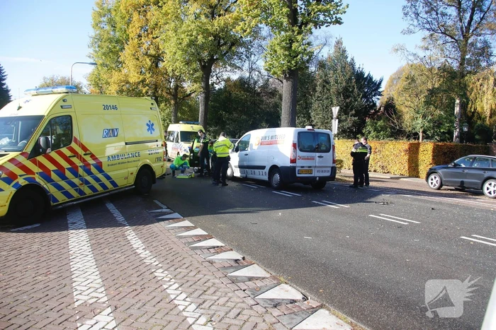 Bestelbus botst op afslaande auto