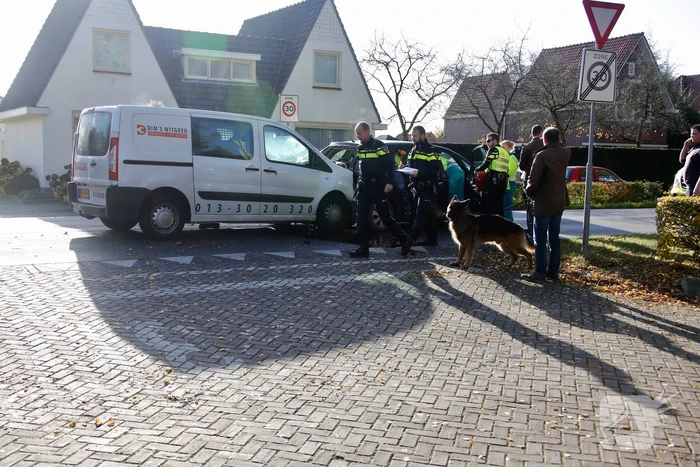 Bestelbus botst op afslaande auto