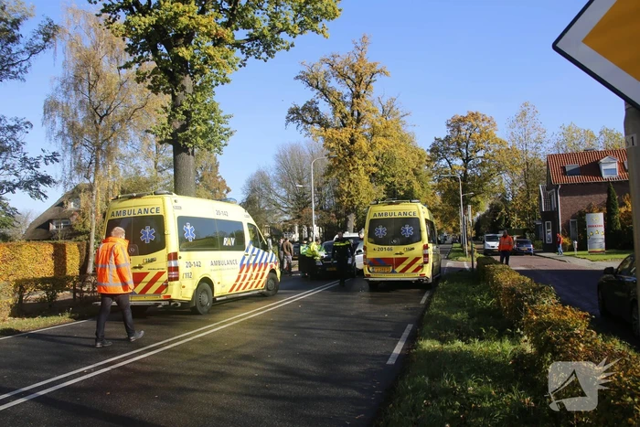 Bestelbus botst op afslaande auto