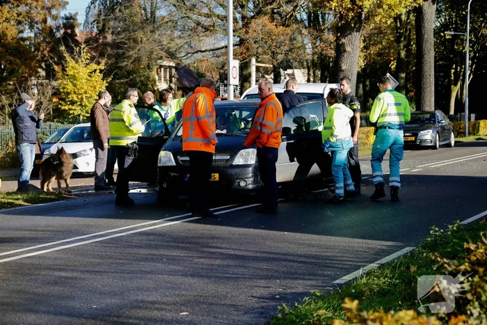 Bestelbus botst op afslaande auto