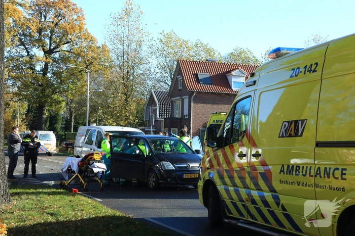 Bestelbus botst op afslaande auto