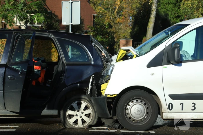 Bestelbus botst op afslaande auto