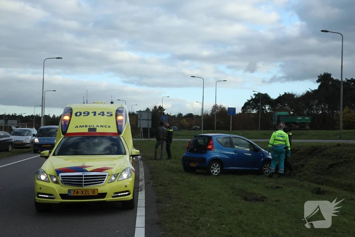 Auto raakt van de snelweg, bestuurster gewond