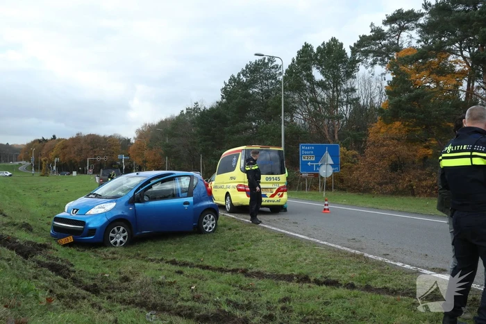 Auto raakt van de snelweg, bestuurster gewond