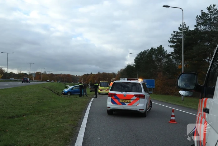 Auto raakt van de snelweg, bestuurster gewond