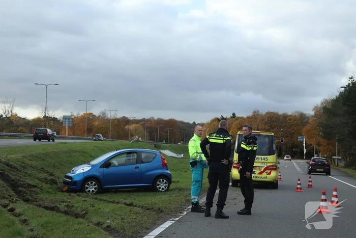 Auto raakt van de snelweg, bestuurster gewond