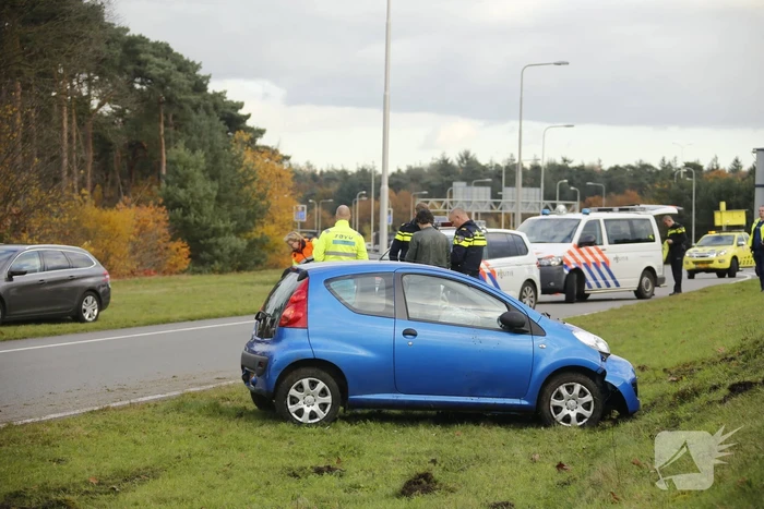 Auto raakt van de snelweg, bestuurster gewond