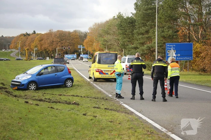 Auto raakt van de snelweg, bestuurster gewond