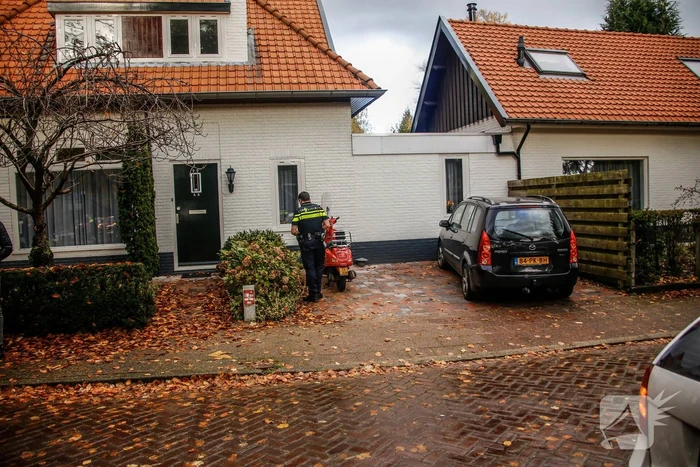 Afslaande auto botst met scooterrijdster
